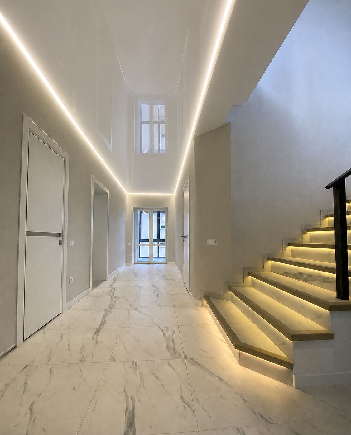 A perimeter glow tracing a glossy ceiling plane