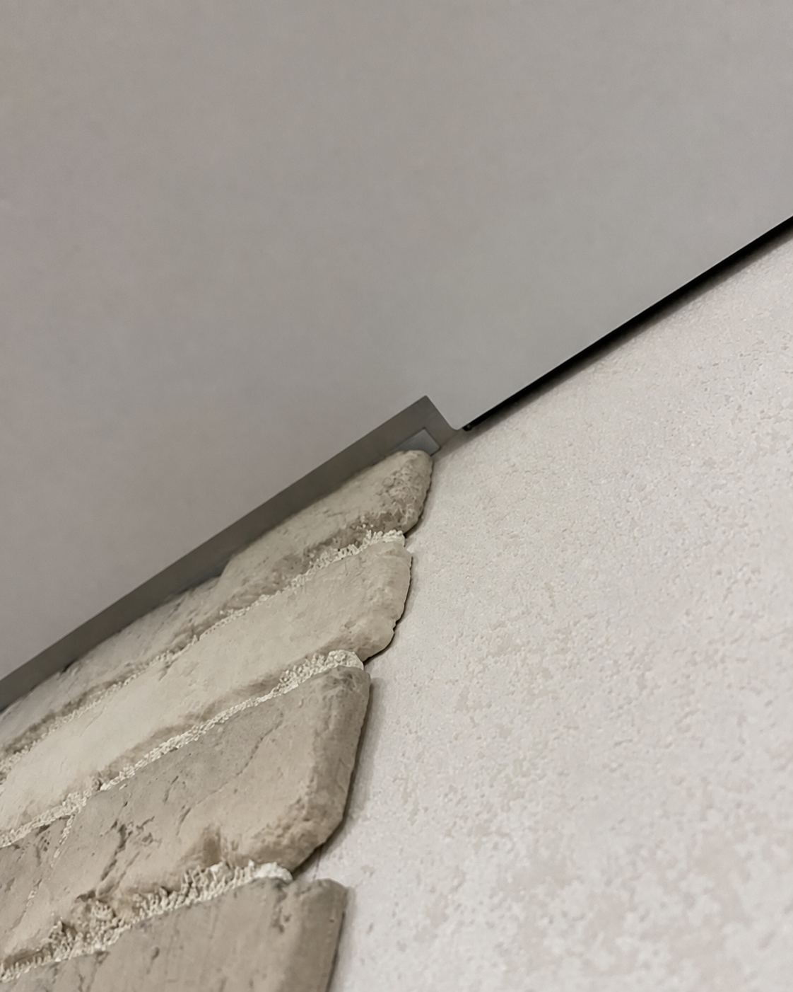 Close-up · The trim-free profile against a textured wall