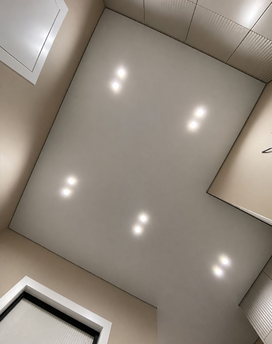 A clean corner junction, no visible trim