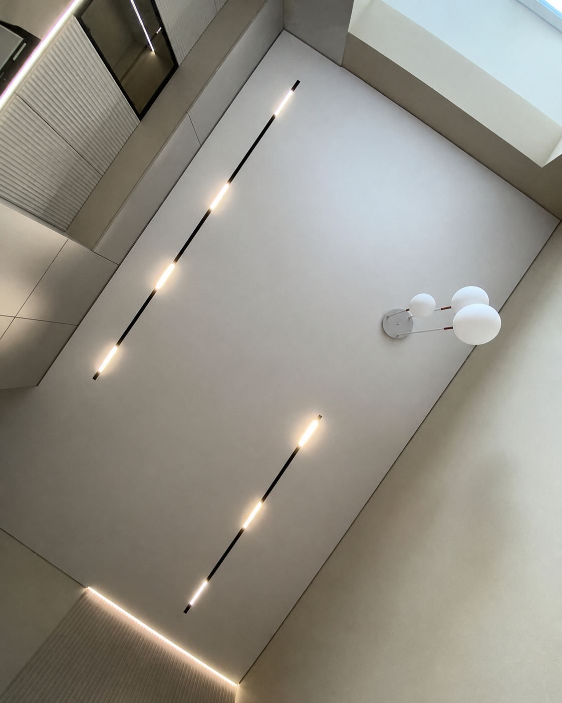A trim-free reveal tracing the room’s corner